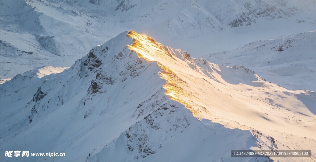雪山之巅的金色光辉
