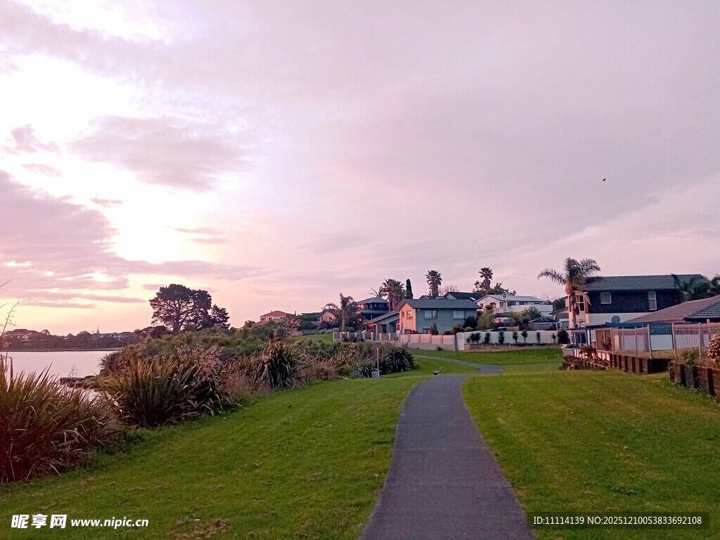 海滨小镇黄昏美景