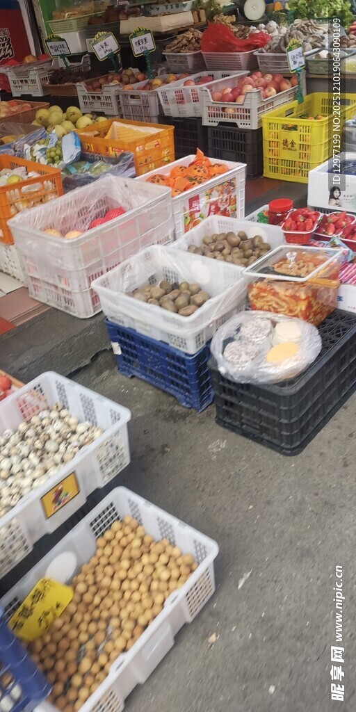 摆满多样干货的市场摊位