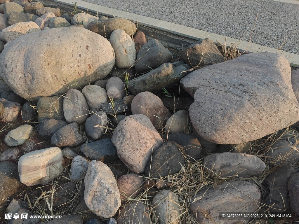 路边形态各异的石头堆