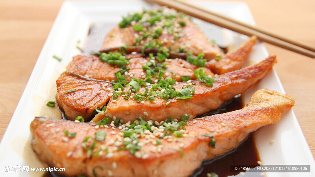 香煎鱼块配葱花筷子