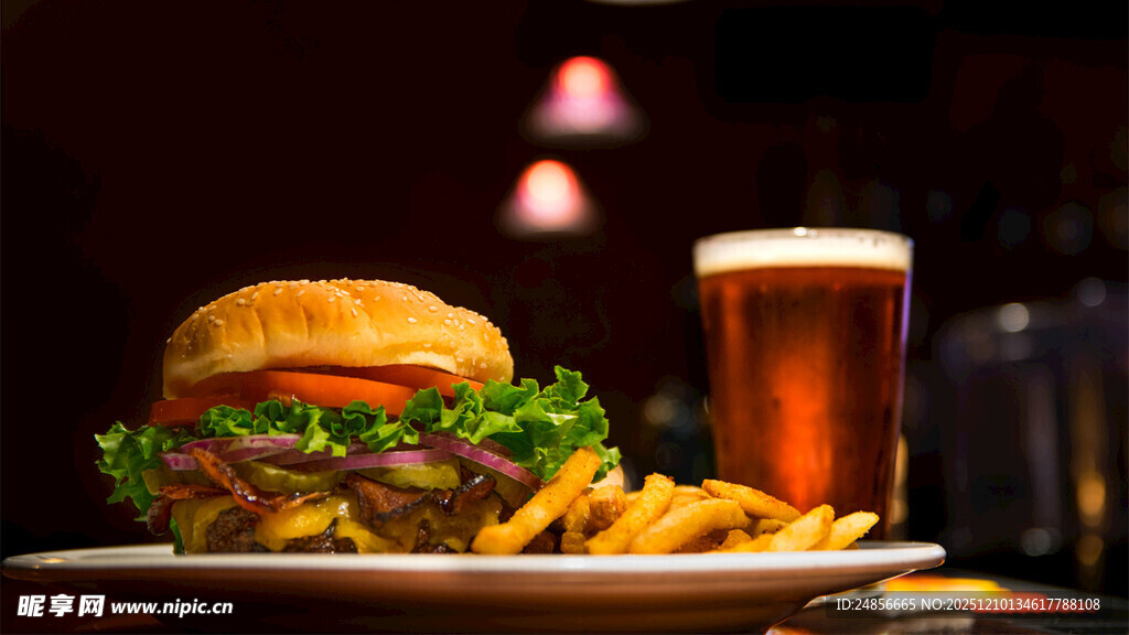 美味汉堡配薯条与啤酒