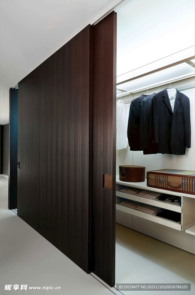 现代风格木质衣柜展示