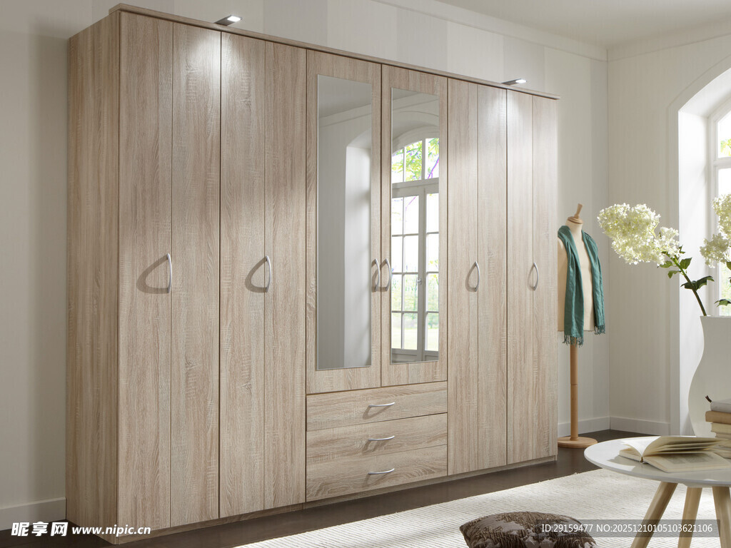 简约浅色木质衣柜室内场景