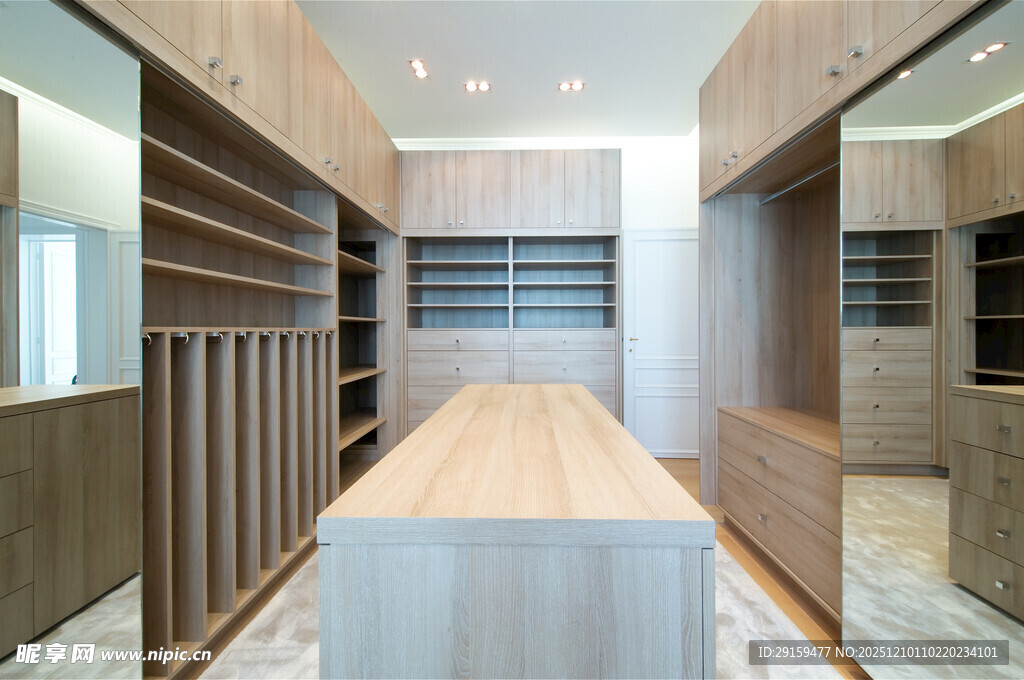 现代简约风格的宽敞书房