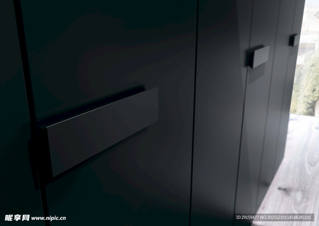 现代简约风格黑色衣柜一角