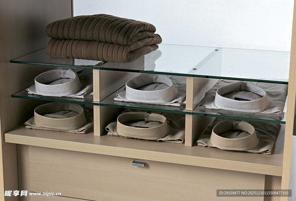 简约玻璃鞋柜内的鞋物摆放