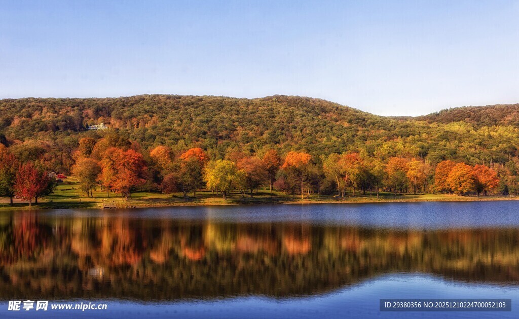 秋日湖畔绚丽多彩的景致