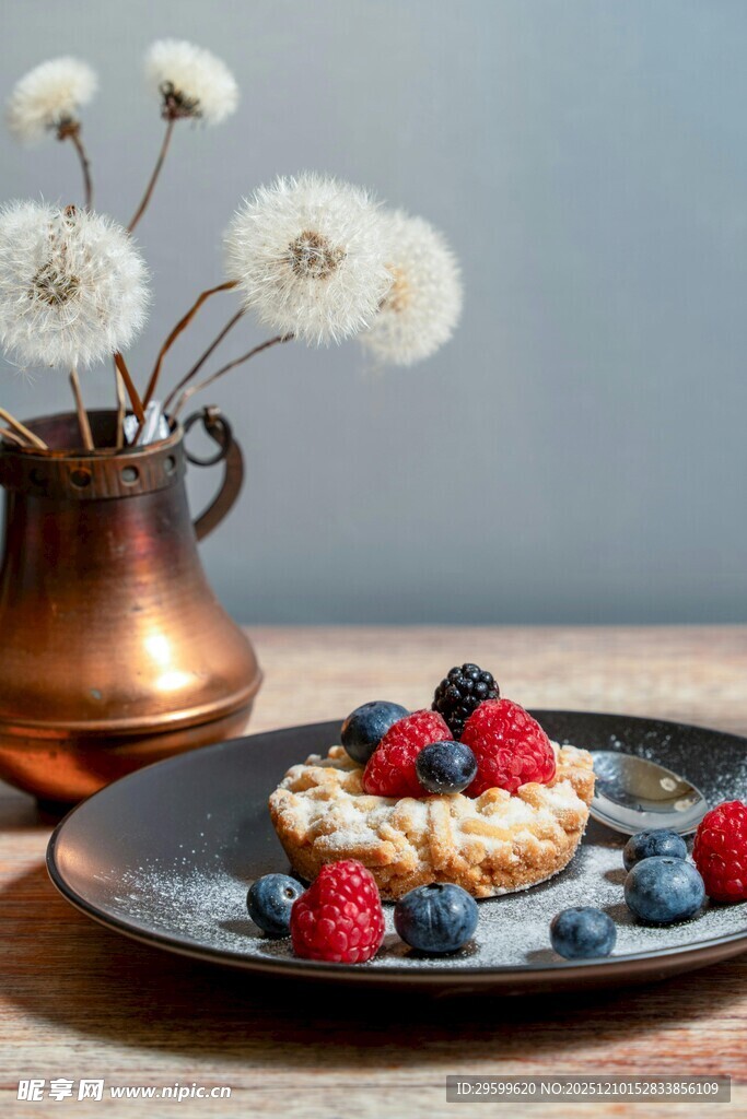 精致浆果甜点配铜瓶花卉
