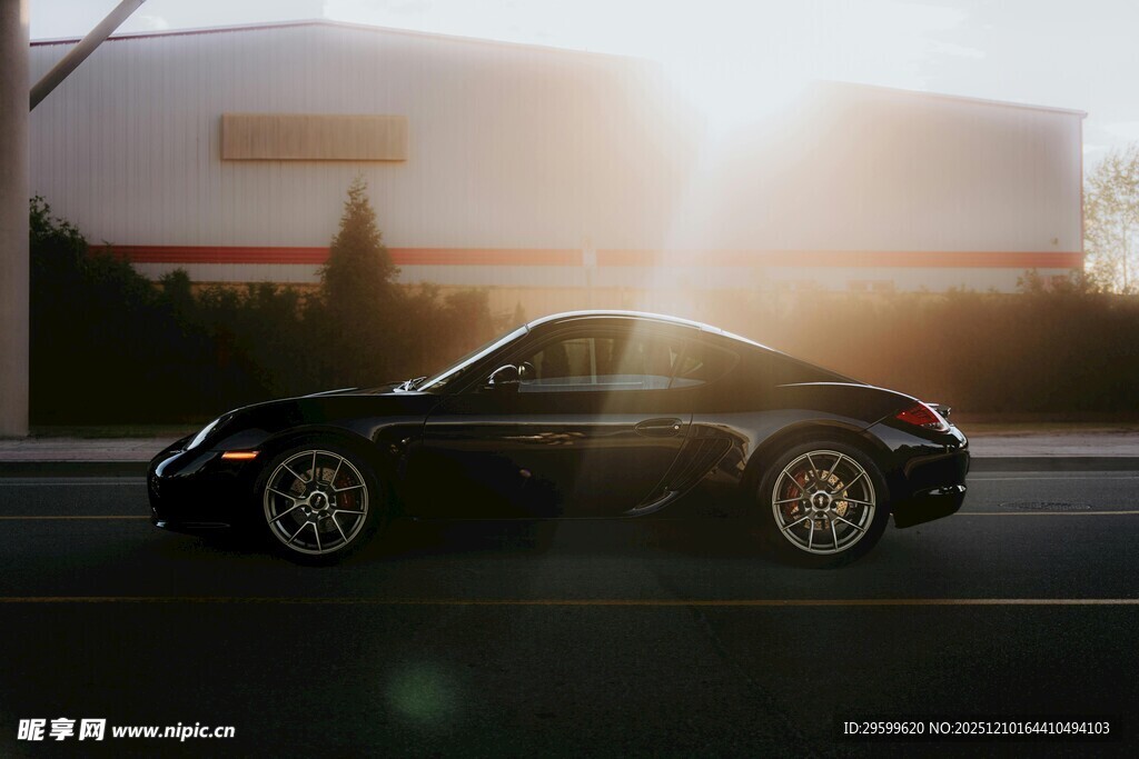 阳光下的黑色跑车