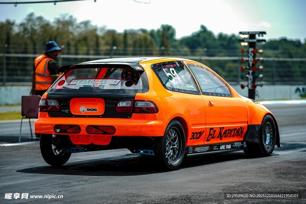 橙色赛车驰骋赛场