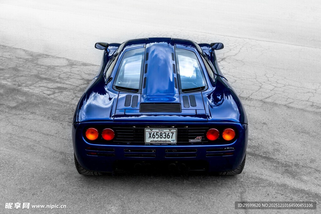 蓝色炫酷跑车尾部特写