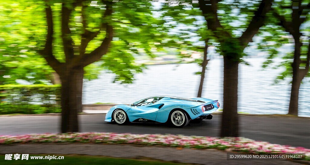 林荫道上的蓝色复古汽车