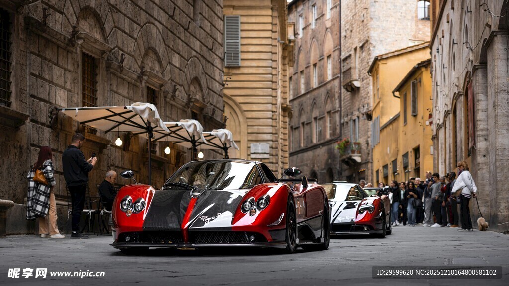 复古赛车行驶在古老街道