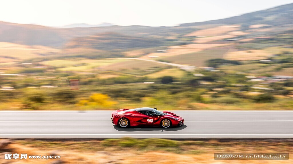 公路上疾驰的红色轿车