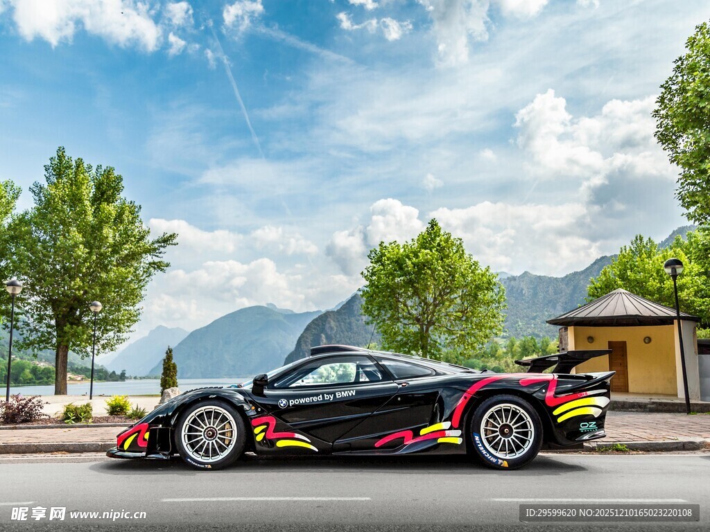 炫酷多彩超跑停于户外