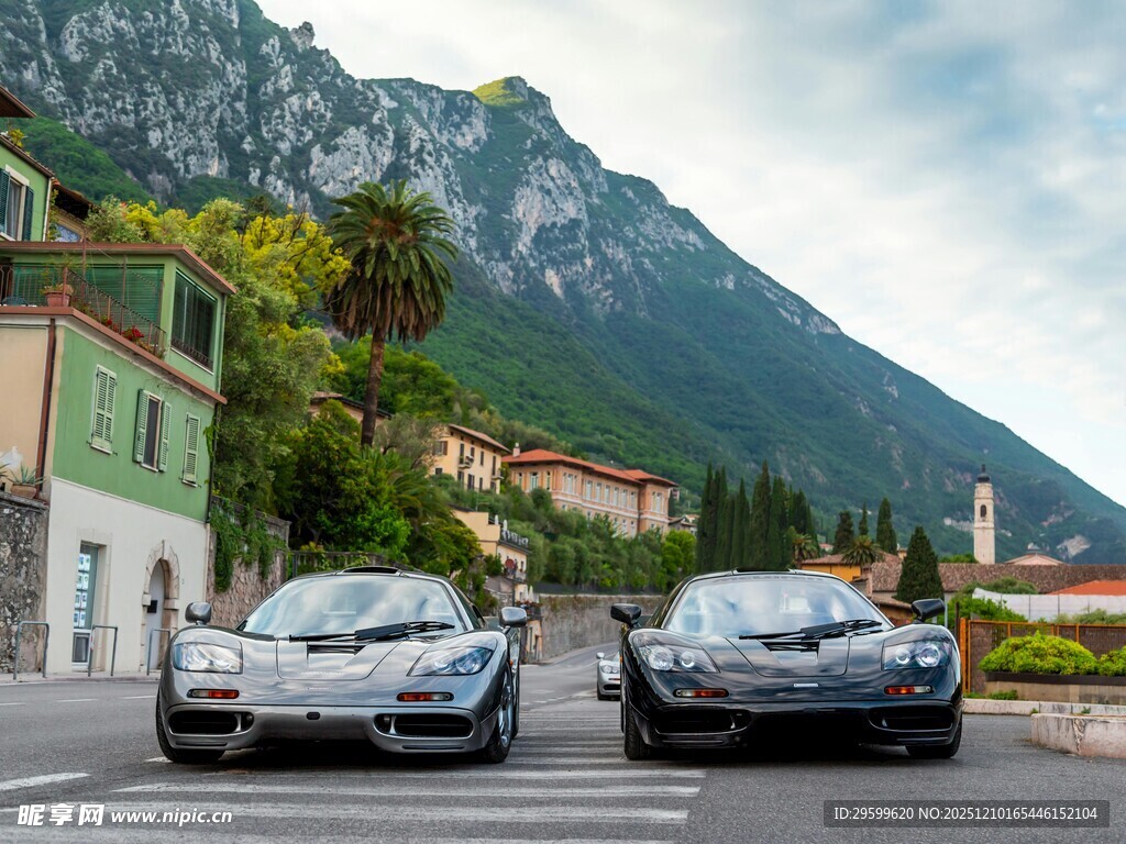 山间道路上的两辆酷炫汽车