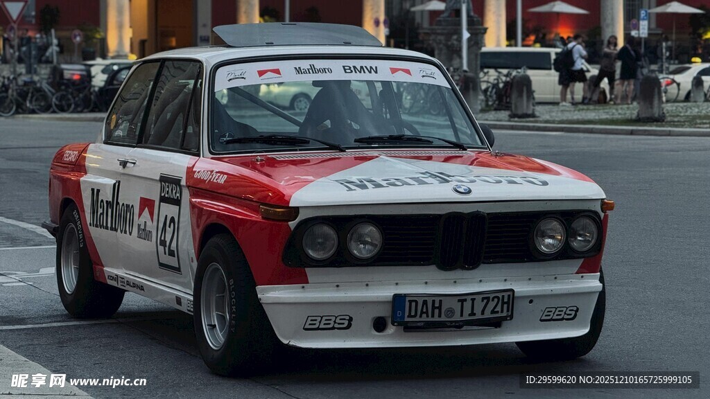 复古拉力赛车街头风采