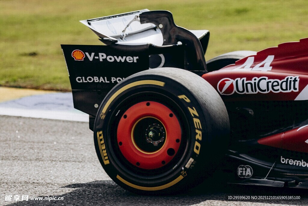 红色赛车驰骋赛道