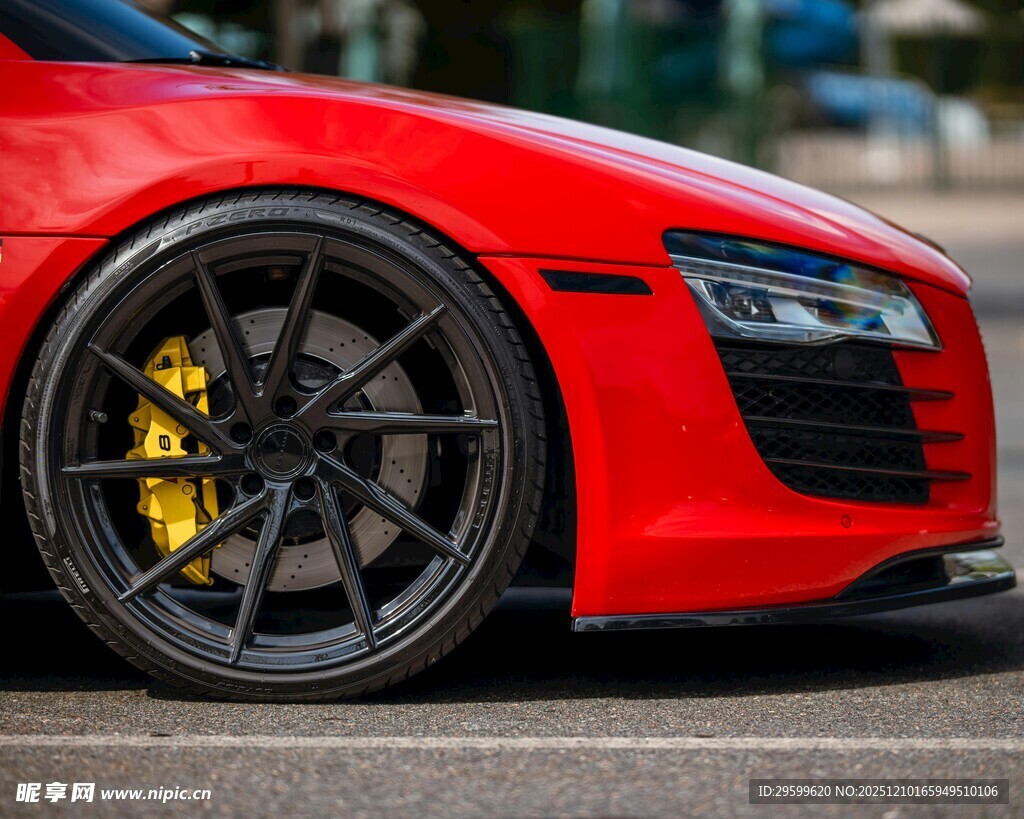 红色炫酷跑车特写