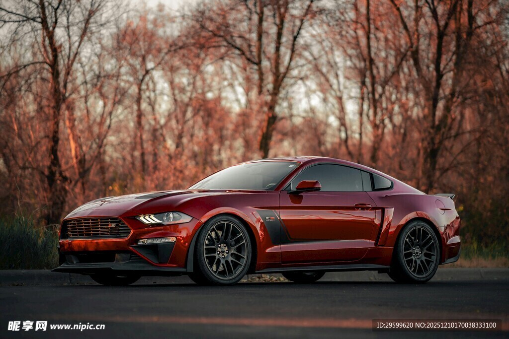 夕阳下的红色酷炫跑车