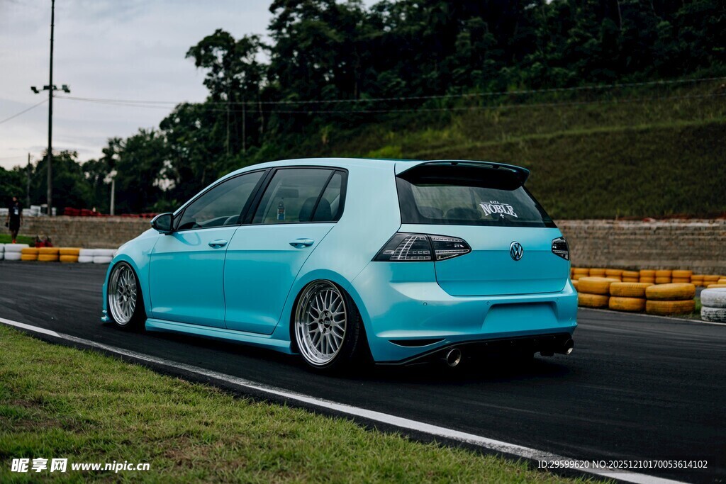 蓝色炫酷高尔夫汽车在赛道