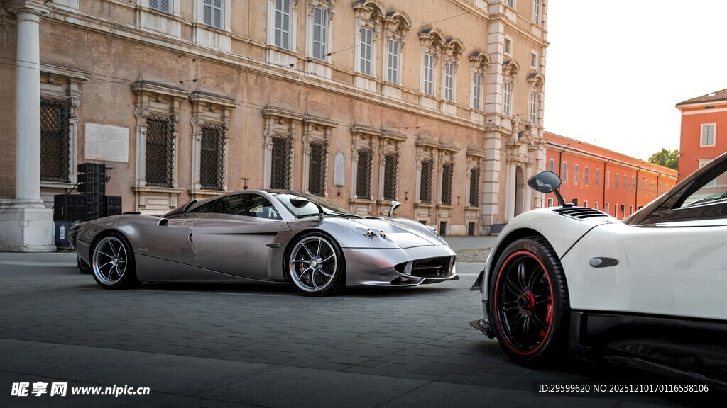 街头两辆酷炫跑车