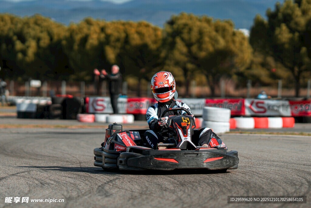 男子驾驶卡丁车驰骋赛场