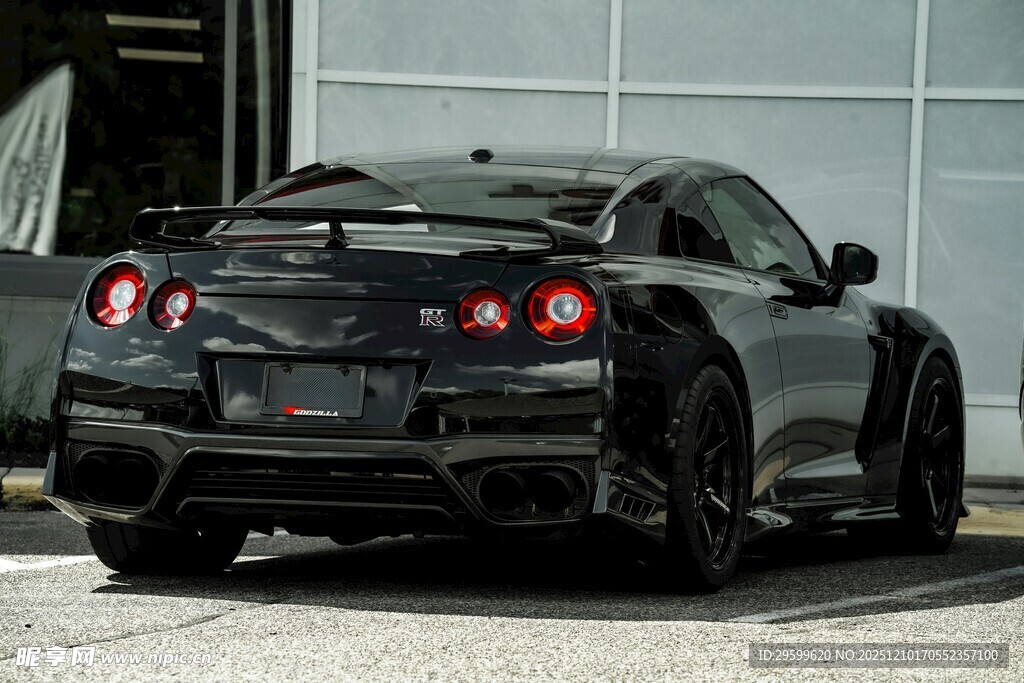 黑色炫酷跑车尾部特写