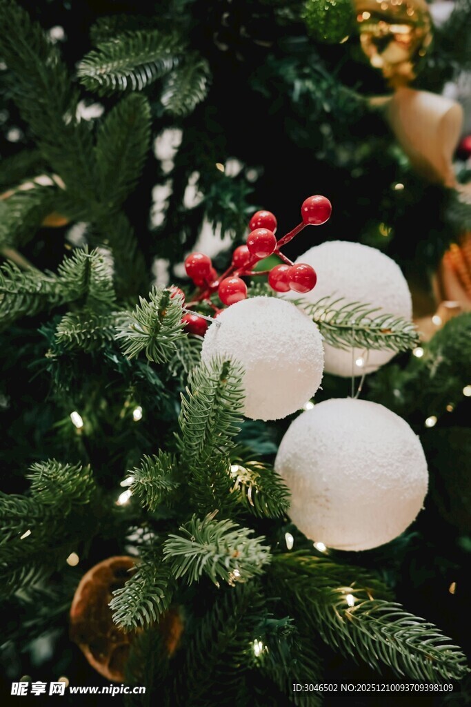 圣诞树上的精美装饰球