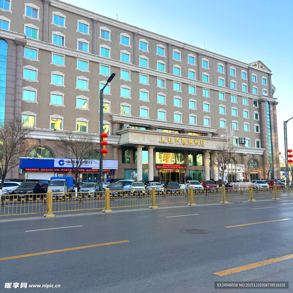 城市街道旁的大型建筑