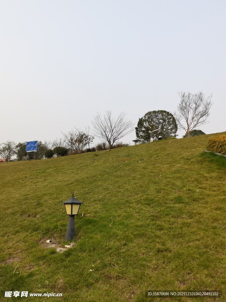 山坡上的户外照明设施