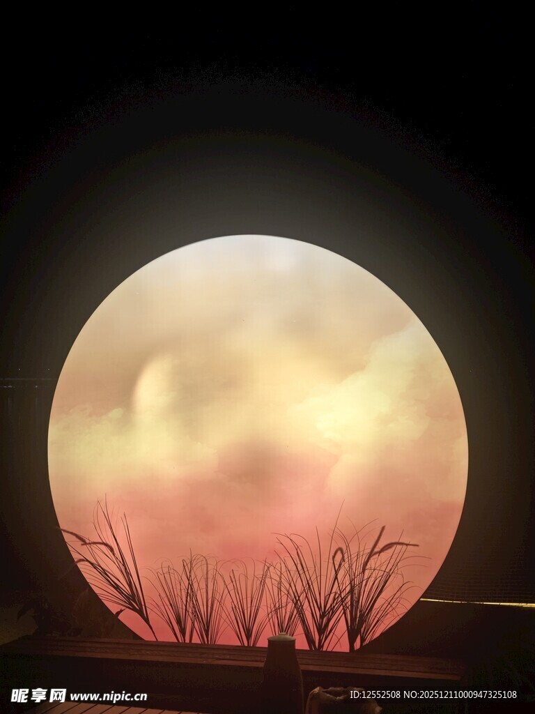 透过圆窗看绚烂晚霞