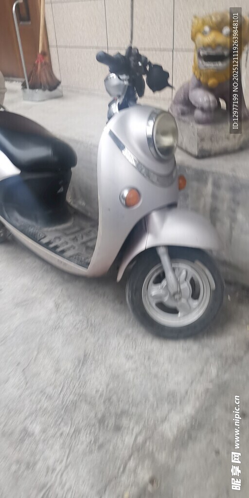 复古银色电动踏板摩托车