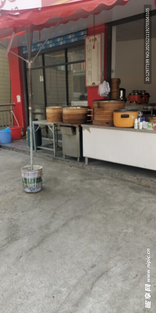 街边店铺外的货物陈设