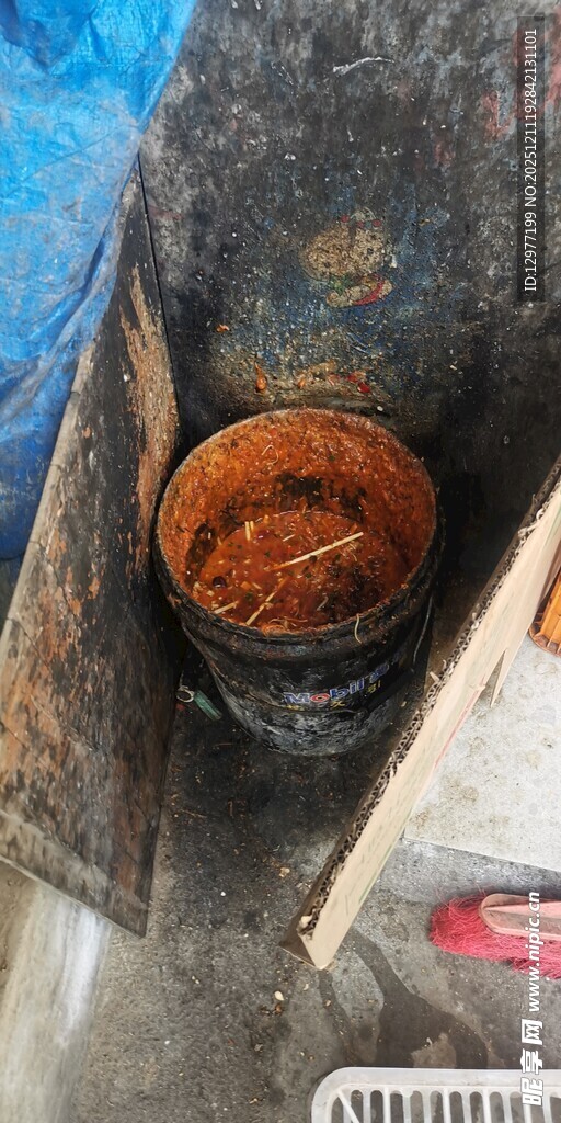 桶中红褐色物质泔水