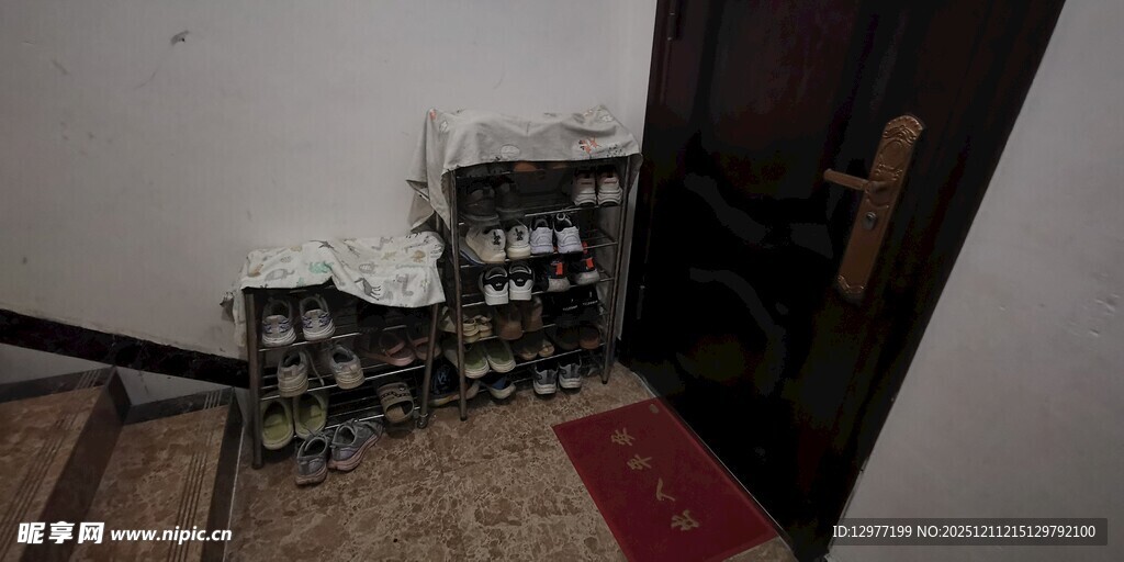 昏暗角落的鞋架与杂物