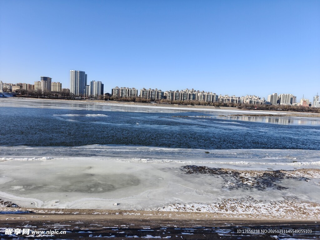 冬日河畔城市风光