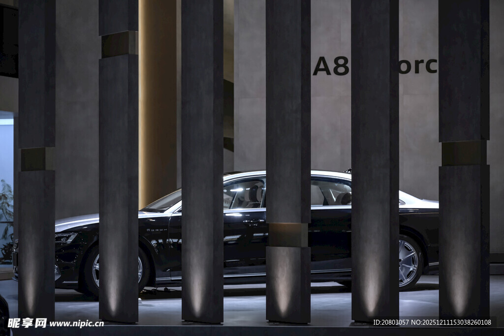 豪华轿车穿梭于都市立柱间