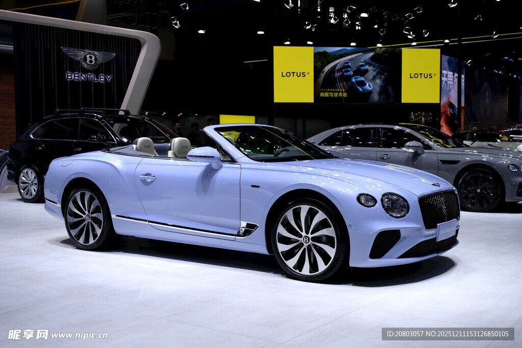 优雅敞篷宾利汽车展示