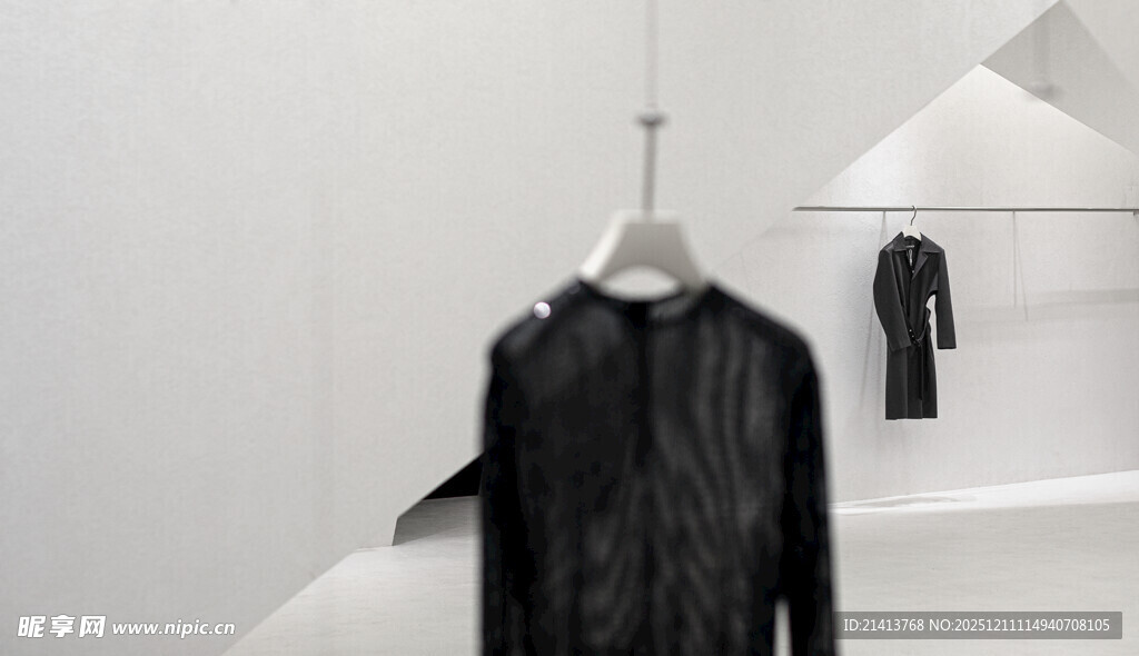 黑色独特设计感上衣展示