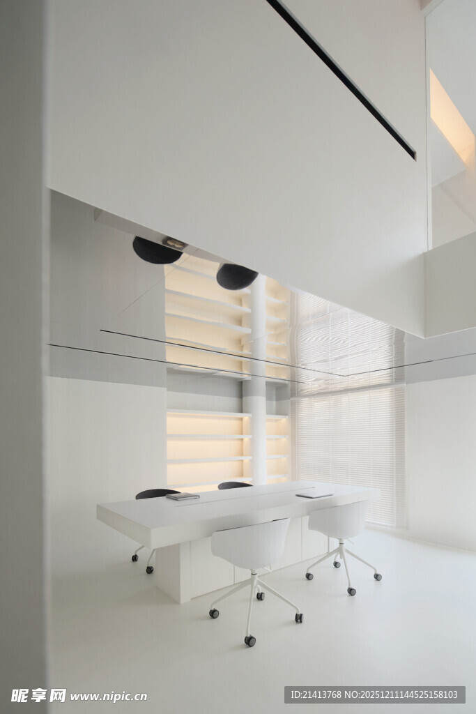 现代简约风格的明亮办公空间