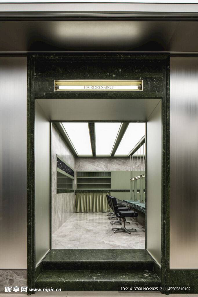 敞开的电梯门与外部场景