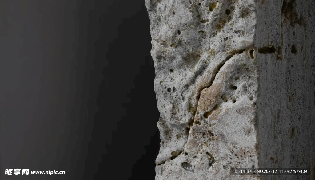 岩石缝隙中的神秘痕迹