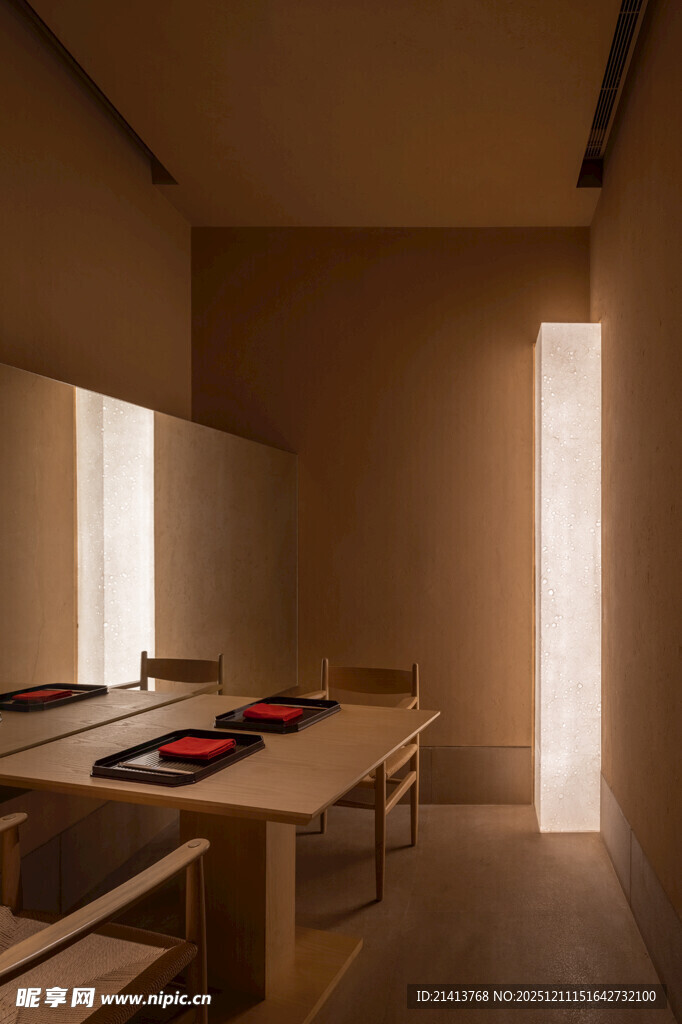 日式简约风室内用餐空间