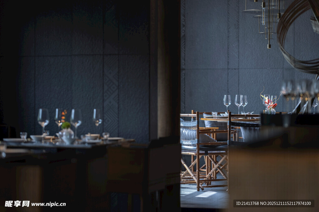 优雅餐厅内的精致餐桌布置