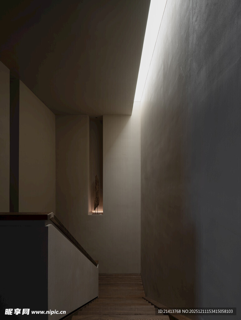 昏暗走廊中的静谧灯光