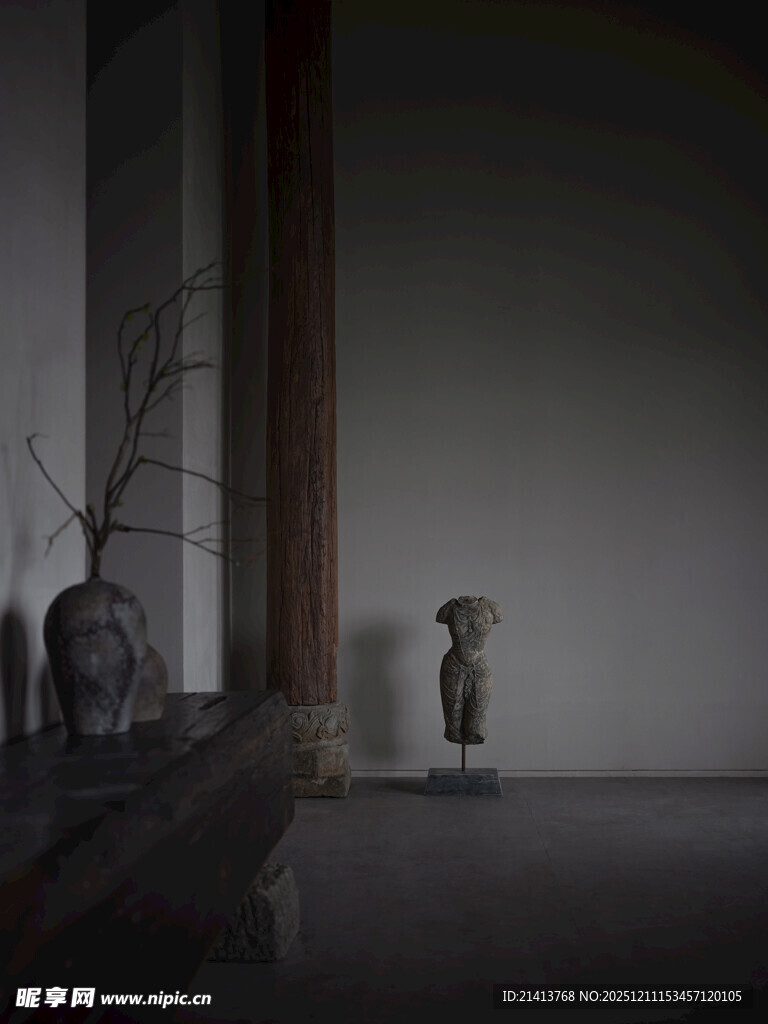 室内角落的静谧摆件