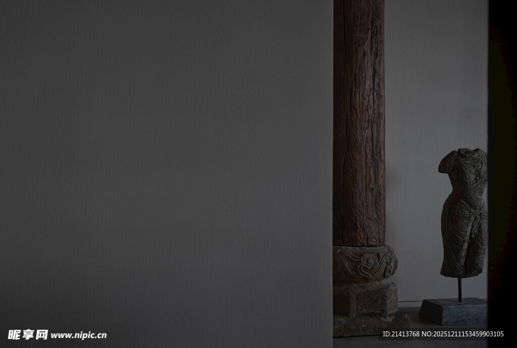 古柱旁的神秘雕塑