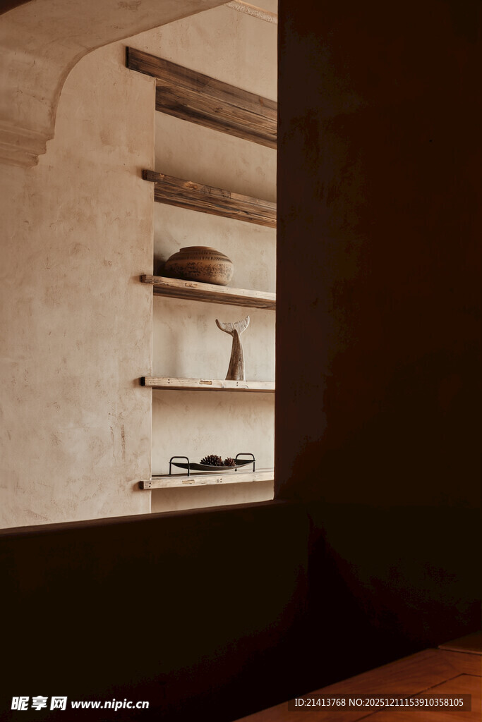 简约壁架上的精致餐具